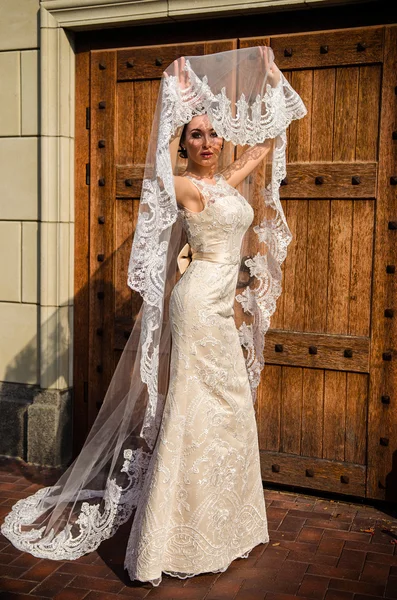 Mulher em vestido de noiva — Fotografia de Stock