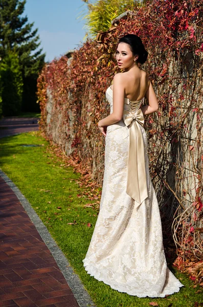 Mujer en vestido de novia — Foto de Stock