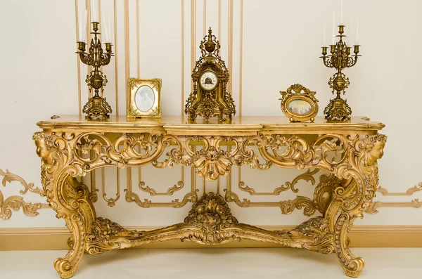 Королевский винтажный стол в роскошном номере — стоковое фото