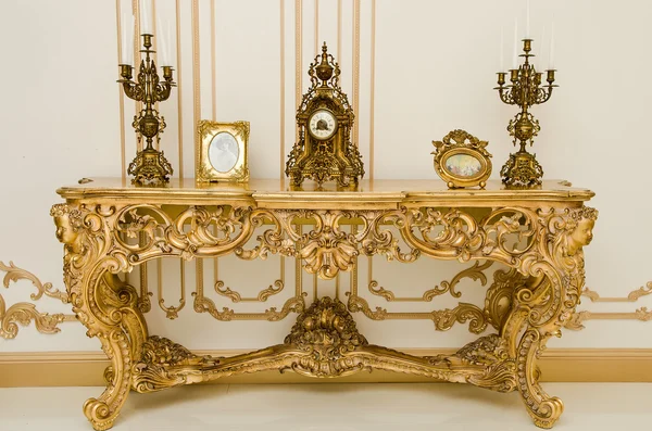 Table vintage royale dans une chambre luxueuse Images De Stock Libres De Droits