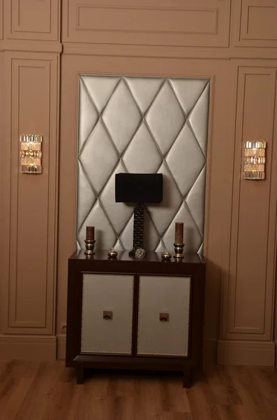 Komoda v luxusním interiéru — Stock fotografie
