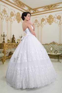 Gelinlik giymiş gelin