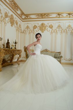 Gelinlik giymiş gelin