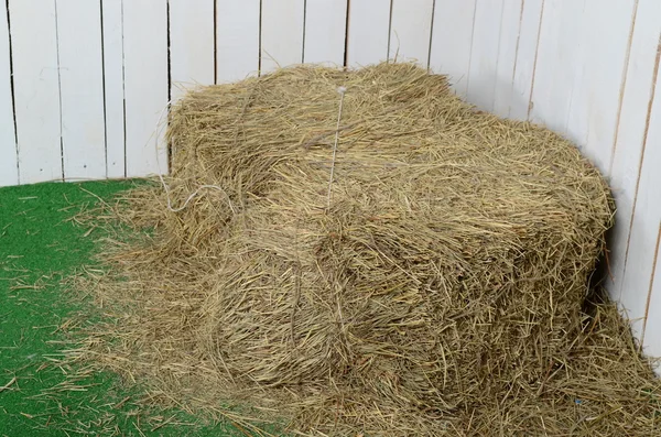 Сухой стог сена на ферме — стоковое фото
