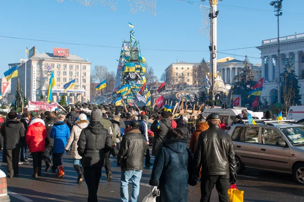 Människor som vandrar i tältet staden av Euromaidan — Stockfoto