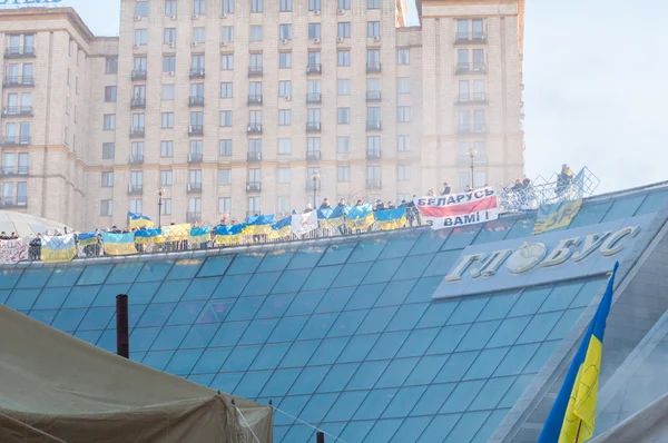 Protesters of Euromaidan on shopping center — Stock Photo, Image
