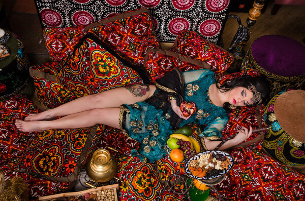 женщина лежит и курит кальян
