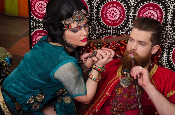 Femme et homme en costumes orientaux Image En Vente