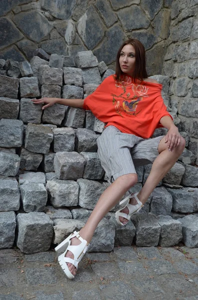 Mulher em roupas elegantes posando ao ar livre — Fotografia de Stock