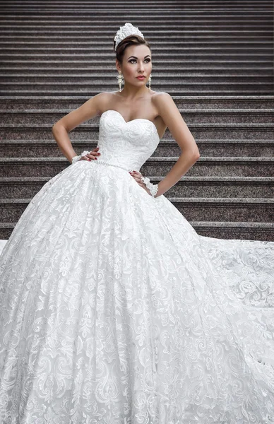 Bruneta žena v bílých svatebních šatech — Stock fotografie