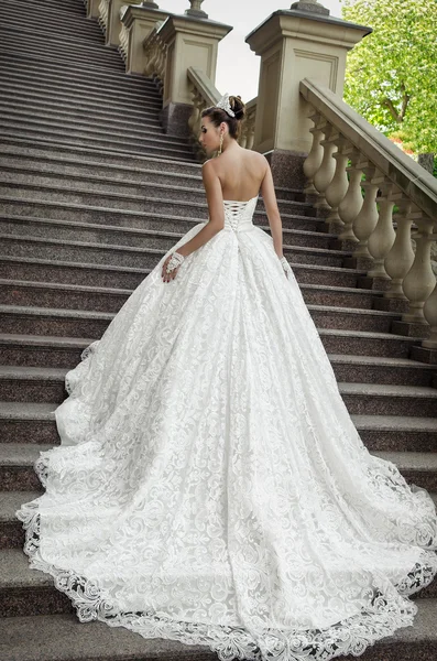 Pohled zezadu na krásná nevěsta na schodech — Stock fotografie