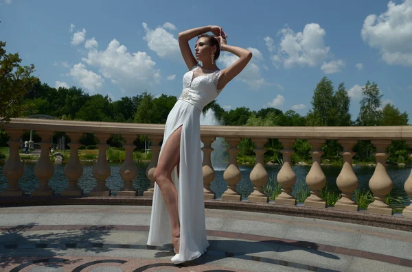 スリットのある白いウェディング ドレスの花嫁 — ストック写真