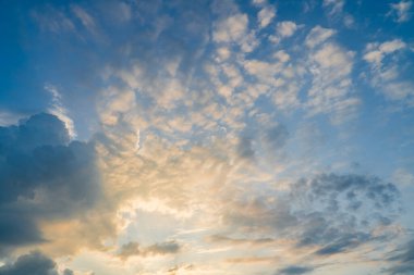 Turuncu mavi gökyüzü ve bulutlar gün batımında ya da gün doğumunda. Güzel bulut manzarası ve gökyüzü