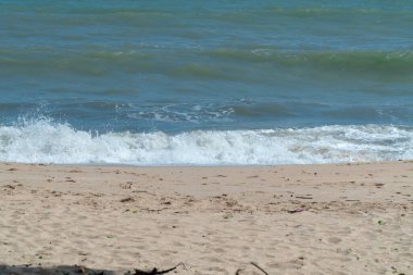 Güzel turkuaz köpük okyanus dalgası Desaru Sahili, Malezya 'da beyaz kumlu plajda