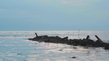 Zaman akıp gidiyor. Sular çekilmiyor. Bataklık, bataklık.