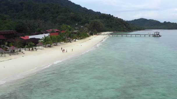 Légi Kilátás Ázsiai Emberek Séta Fehér Homokos Strand Türkiz Tiszta — Stock videók