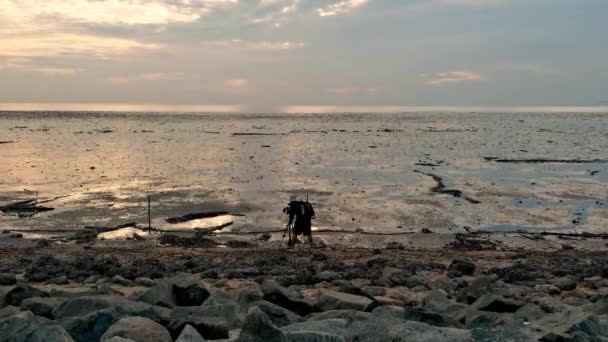 Sylwetka Azjatycki Kamerzysta Fotografia Przypływ Plaży Zachodem Słońca Nad Morzem — Wideo stockowe