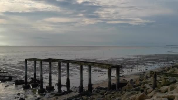 Sylwetka Starego Porzuconego Molo Lub Mostu Nad Błotnistą Plażą Zachodzie — Wideo stockowe