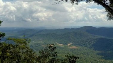 Gunung Panti, Malezya 'daki tropikal yağmur ormanları manzarası. Dağlar, tepeler, uçurumlar, kayalar, çıkıntılar, manzara, yeşil çimenler, gökyüzü, bulutlar, doğa, işlenmemiş doğa, dağ zirvesinden manzara