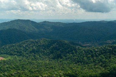 Dağ sırasının panoramik manzarası ve bulutlu mavi gökyüzü, Gunung Panti, Malezya 'nın dağ zirvesinden hava manzarası.