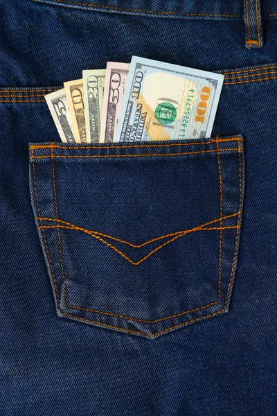 Billets de dollar dans la poche de jeans Image En Vente