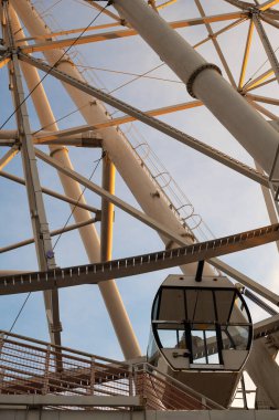 Gün batımında mavi gökyüzüne karşı dönme dolap