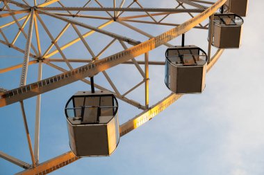 Gün batımında mavi gökyüzüne karşı dönme dolap