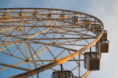 Gün batımında mavi gökyüzüne karşı dönme dolap