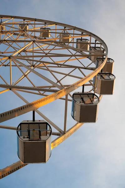 Ferris wiel tegen de blauwe lucht bij zonsondergang — Stockfoto