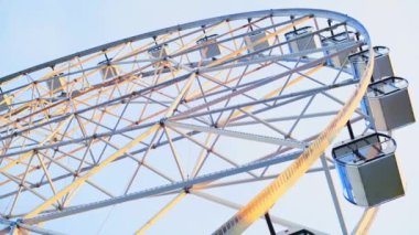 Gün batımında mavi gökyüzüne karşı dönme dolap