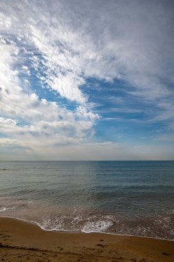 Denizin üzerinde rüzgar bulutları