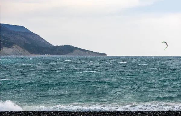 Windsurfing z człowiekiem nad Morzem Czarnym — Zdjęcie stockowe