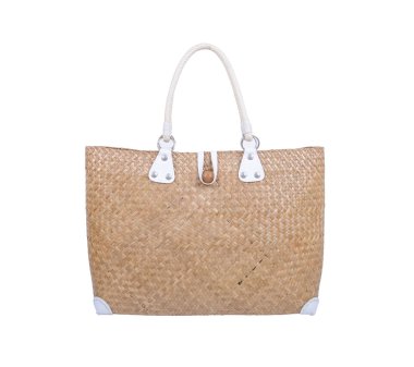 Beyaz arkaplanda hasır sepet