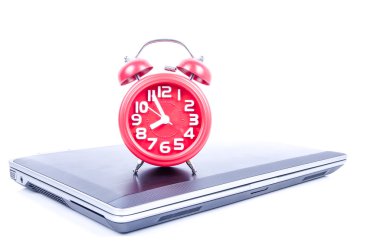 çalar saat ve beyaz arka plan üstünde laptop