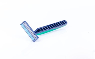 Tıraş makinesi beyaz zemin üzerine mavi