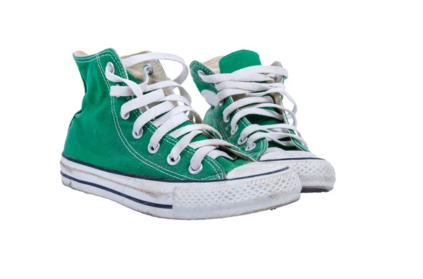 Пара старых зеленых кроссовок изолированы на белом фоне — стоковое фото