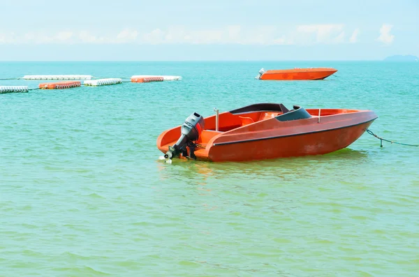 Bateau à moteur sur la plage. — Photo