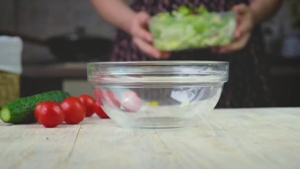 Kvinna gör grönsakssallad. selektivt fokus. — Stockvideo