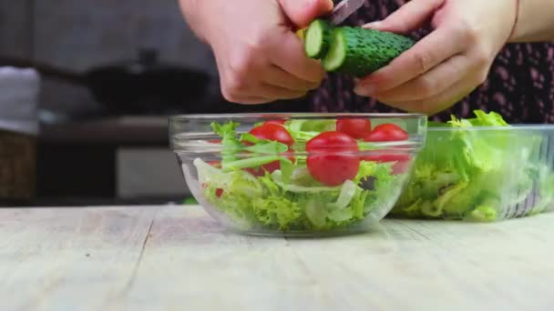 Μια γυναίκα που φτιάχνει σαλάτα λαχανικών. επιλεκτική εστίαση. — Αρχείο Βίντεο