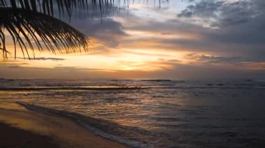 Okyanusta güzel bir gün batımı Sri Lanka. Seçici odak.