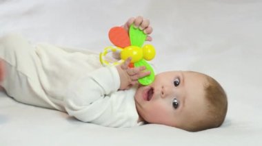 Bebeğin annesi çıngırak yapar. seçici odak