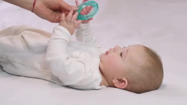 Il bambino ha un dentino in mano. focus selettivo — Video Stock