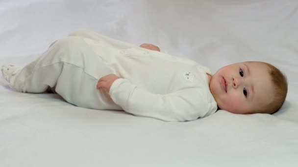 Bebisen rullar över på magen. selektivt fokus — Stockvideo