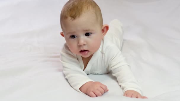 Baby ruller over på maven. selektivt fokus – Stock-video