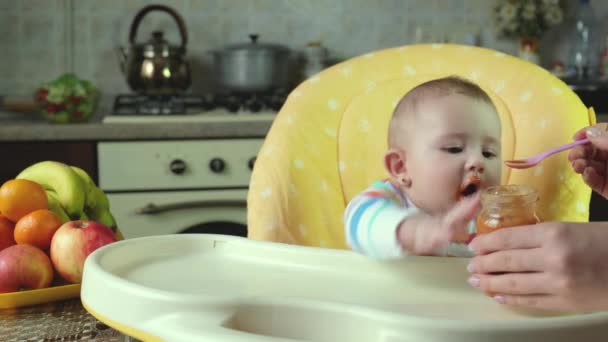 Kleine moeder baby voedt puree fruit groenten. selectieve focus — Stockvideo