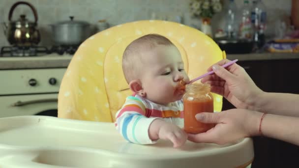 Kleine moeder baby voedt puree fruit groenten. selectieve focus — Stockvideo