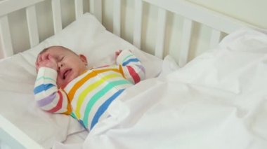 Beşikte ağlayan küçük bebek. Seçici odak.