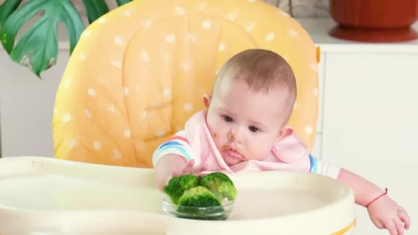 Petite mère bébé nourrit purée fruits légumes. focus sélectif — Video