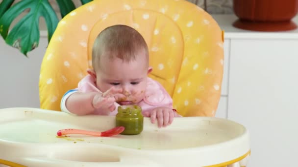 Маленькая мать кормит пюре фрукты овощи. селективный фокус — стоковое видео