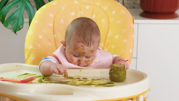 Pequeña madre bebé alimenta puré frutas verduras. enfoque selectivo — Vídeos de Stock